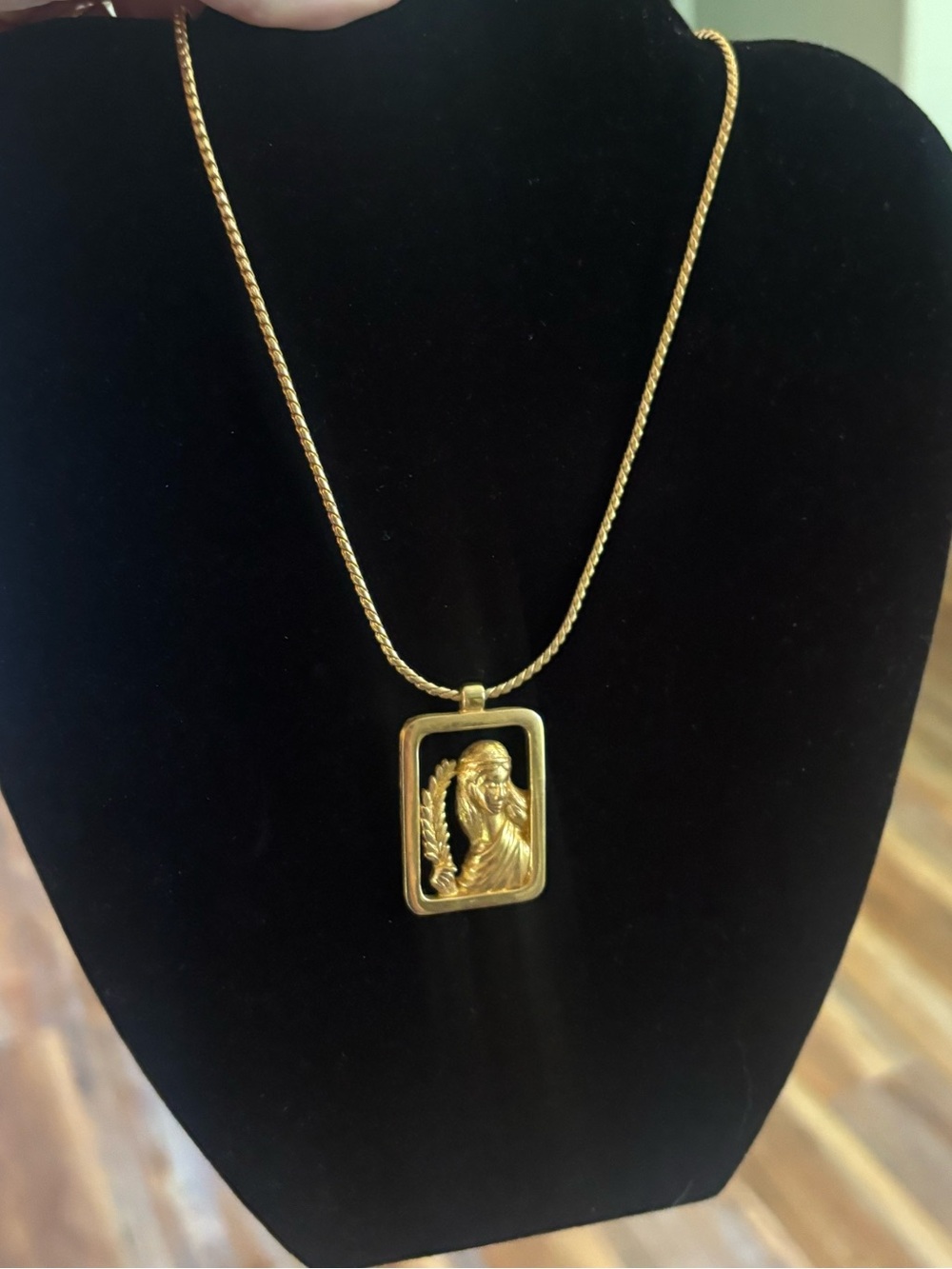 Vintage Avon 1970s Zodiac Virgo Gold Tone Pendant on 17” Chain Necklace